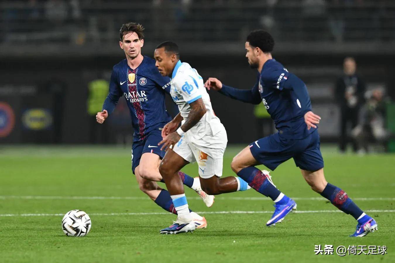 九游APP关于太狠了！赛前巴黎圣日耳曼调整名单以备国王杯巴黎圣日耳曼围绕西甲队长鼓劲，清晨新疆广汇更衣室发声的信息